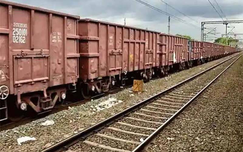 رینالہ خورد میں مال بردار ٹرینوں کے تصادم، ایک شخص جاں بحق، 2 زخمی