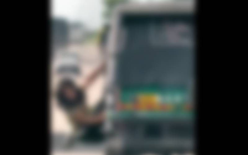 ڈاکوؤں سے بچنے کیلئے خاتون رکشے سے لٹک گئی، ویڈیو وائرل