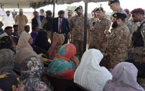 آرمی چیف کا قصور سیکٹر، جلالپور پیر والا اور ملتان میں قائم فلڈ ریلیف کیمپس کا دورہ، متاثین کو مکمل تعاون کی یقین دہانی