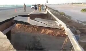 پنجاب میں سیلاب کی تباہ کاریاں: جلال پور پیر والا کے قریب موٹروے کا حصہ پانی میں بہہ گیا، ٹریفک کے لیے بند