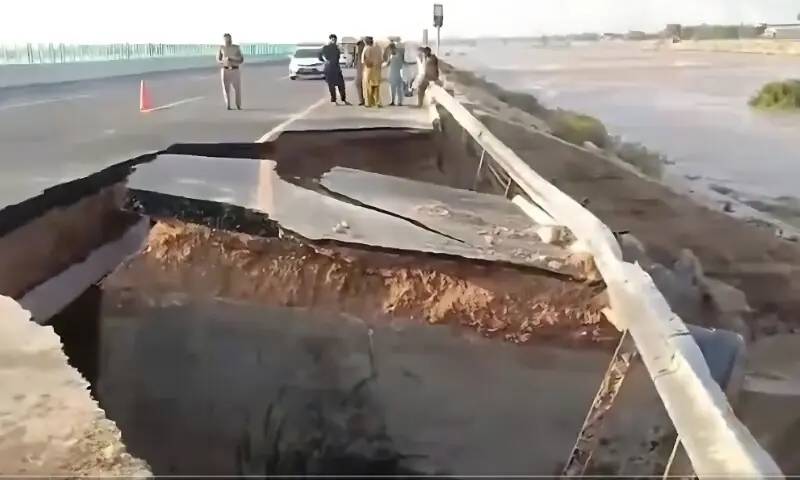 پنجاب میں سیلاب کی تباہ کاریاں: جلال پور پیر والا کے قریب موٹروے کا حصہ پانی میں بہہ گیا، ٹریفک کے لیے بند