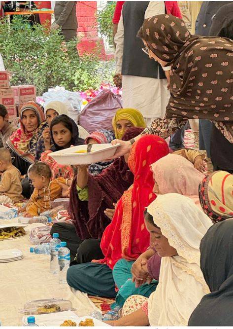 وزیر اعلیٰ مریم نواز کا علی پور شہر کا دورہ، فلڈ ریلیف کیمپ آمد، خواتین اور بچوں کو خود کھانا پیش کیا
