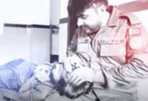 کچہری میں پیشی کے دوران ملزم کا سر اپنی گود میں رکھ کر دبانے والا انوکھا پولیس اہلکار، ویڈیو