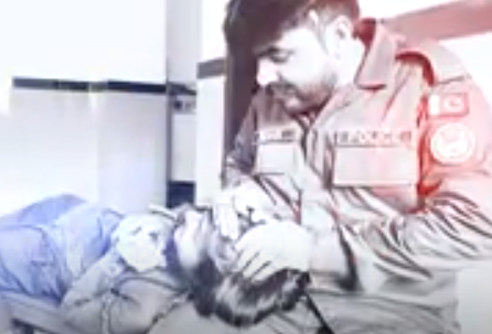 کچہری میں پیشی کے دوران ملزم کا سر اپنی گود میں رکھ کر دبانے والا انوکھا پولیس اہلکار، ویڈیو