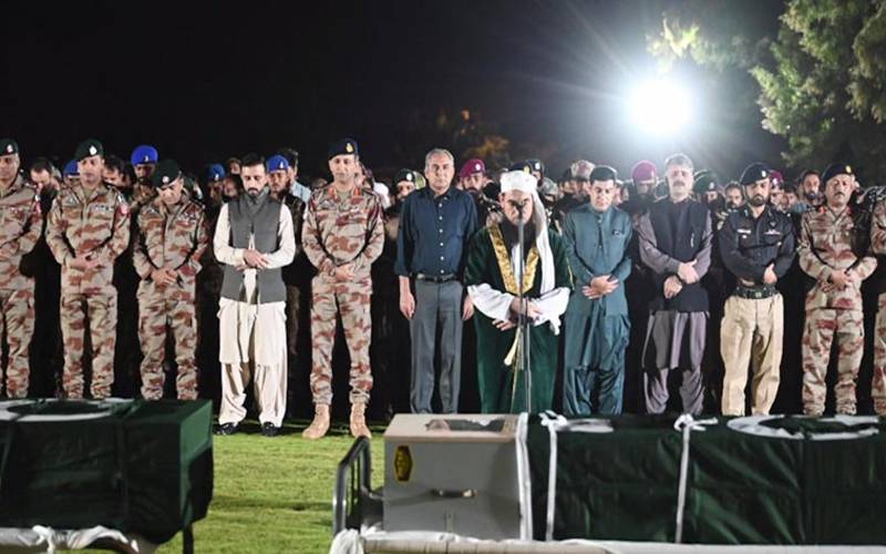 تربت: وزیر داخلہ محسن نقوی کی شہید کیپٹن وقار اور جوانوں کی نماز جنازہ میں شرکت