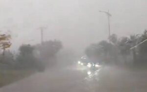 اسلام آباد میں گرج چمک کے ساتھ موسلا دھار بارش، حد نگاہ کم ہو گئی