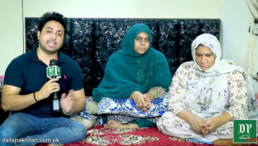 ویڈیو : باپ کی میت کے ساتھ ویلاگ بنانے والی بہنوں کی اصل حقیقت سامنے آ گئی، حقیقت جان کر تنقید کرنے والے شرمندہ ہو جائیں