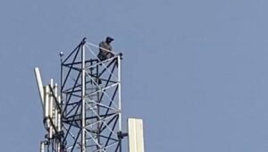 اسلام آباد میں غلط چالان کے خلاف ایک شخص احتجاج کرتے ہوئے کھمبے پر چڑھ گیا، نیچے اتر کر فیلڈ مارشل عاصم منیر سے محبت کا دعویٰ