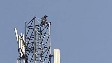 اسلام آباد میں غلط چالان کے خلاف ایک شخص احتجاج کرتے ہوئے کھمبے پر چڑھ گیا، نیچے اتر کر فیلڈ مارشل عاصم منیر سے محبت کا دعویٰ