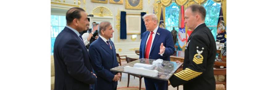 وزیراعظم شہباز شریف سے ملاقات میں امریکی صدر کے کوٹ پر لگی جنگی جہاز کی پن والی تصویر سوشل میڈیا پر وائرل