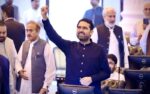 خیبر پختونخوا کے نئے وزیراعلیٰ سہیل آفریدی نے حلف اٹھا لیا، کارکنوں کی بڑی تعداد میں شرکت، نعرے بازی، دھکم پیل