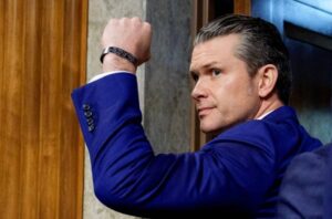 ونڈ شیلڈ میں دراڑ، امریکی وزیر جنگ کے طیارے کی برطانیہ میں ایمرجنسی لینڈنگ