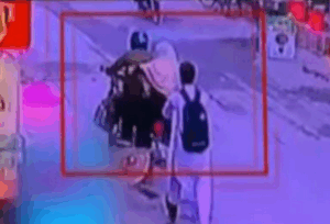 پشاور، موٹر سائیکل سوار خاتون نے طالبعلم سے موبائل فون چھین لیا