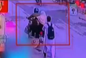 پشاور، موٹر سائیکل سوار خاتون نے طالبعلم سے موبائل فون چھین لیا