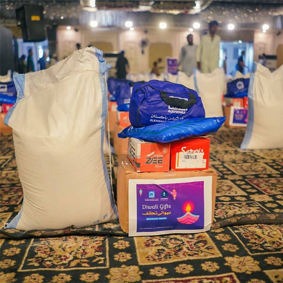 الخدمت فاؤنڈیشن نے دیوالی کی مناسبت سے 1400 ہندو خاندانوں میں تحائف تقسیم کر دیے