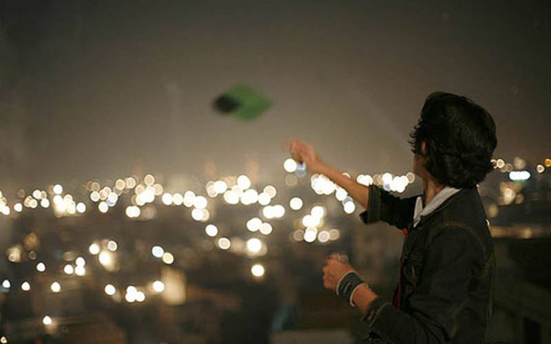 لاہور: پتنگ بازی نے ایک اور جان لے لی، ڈور پھرنے سے نوجوان جاں بحق