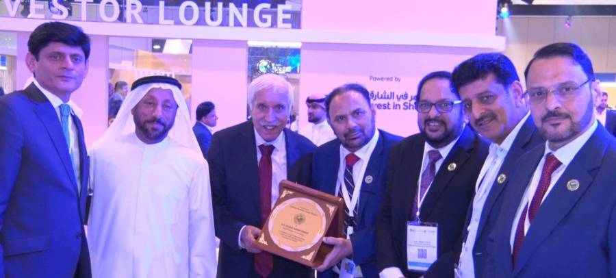 شارجہ چیمبر آف کامرس اینڈ انڈسٹری اور پاکستان کے وفاقی وزیر برائے سرمایہ کاری کے درمیان ملاقات، اعزازی شیلڈ پیش کی