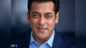 سلمان خان بچوں سے موٹرسائیکل پر لفٹ لے کر شوٹنگ پر پہنچ گئے