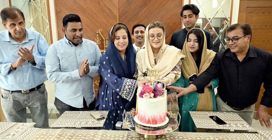 وزیراعلیٰ مریم نواز کی سالگرہ کی تقریب، وزیر اطلاعات پنجاب عظمیٰ بخاری نے کیک کاٹا