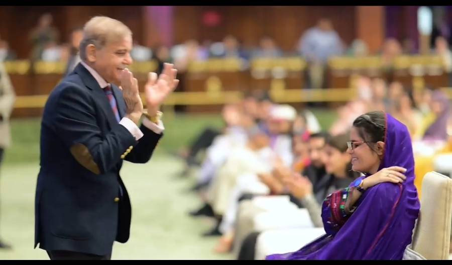 وزیر اعظم نے بلوچستان سے تعلق رکھنے والی طالبہ کو اپنی کرسی پر بٹھا دیا