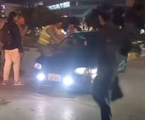 اسلام آباد، شراب کے نشے میں دھت شہری کا ٹریفک پولیس اہلکاروں پر تشدد، ویڈیو سامنے آگئی