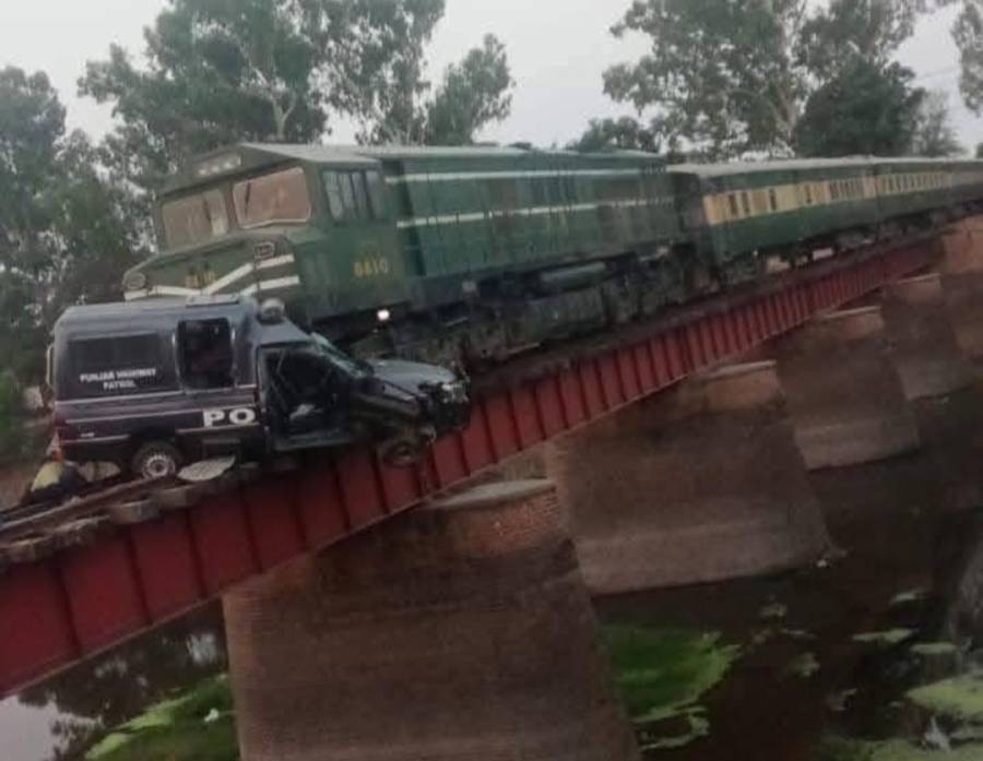 سیالکوٹ میں پولیس کی گاڑی ریلوے ٹریک پر بند، اچانک ٹرین آگئی، اہلکاروں نے چھلانگ لگا کر جان بچائی