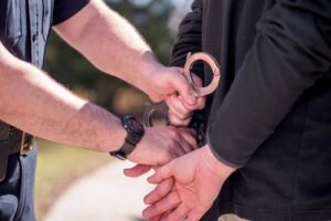 کوٹ عبدالمالک میں 14 سالہ بچی سے مبینہ زیادتی، شہریوں نے ملزم کو درگت بنا کر پولیس کے حوالے کر دیا