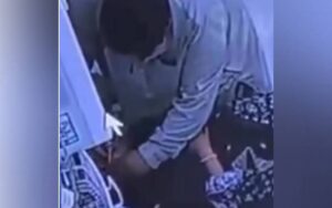 ایک شخص نے ہسپتال میں زیر علاج خاتون کے کانوں کی بالیاں اور نقدی چوری کرلی ،ویڈیو وائرل