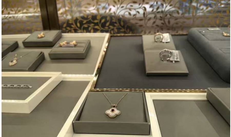 چین کی بین الاقوامی درآمدی نمائش ریکارڈ ساز زیورات سے چمک اٹھی، پاکستانی نمائش کنندہ کا چینی مارکیٹ پر اعتماد کا اظہار