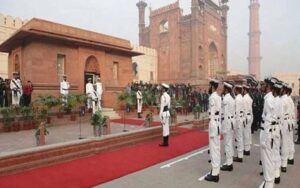 مزارِ اقبال پر گارڈز تبدیلی کی تقریب، پاک بحریہ نے فرائض سنبھال لیے