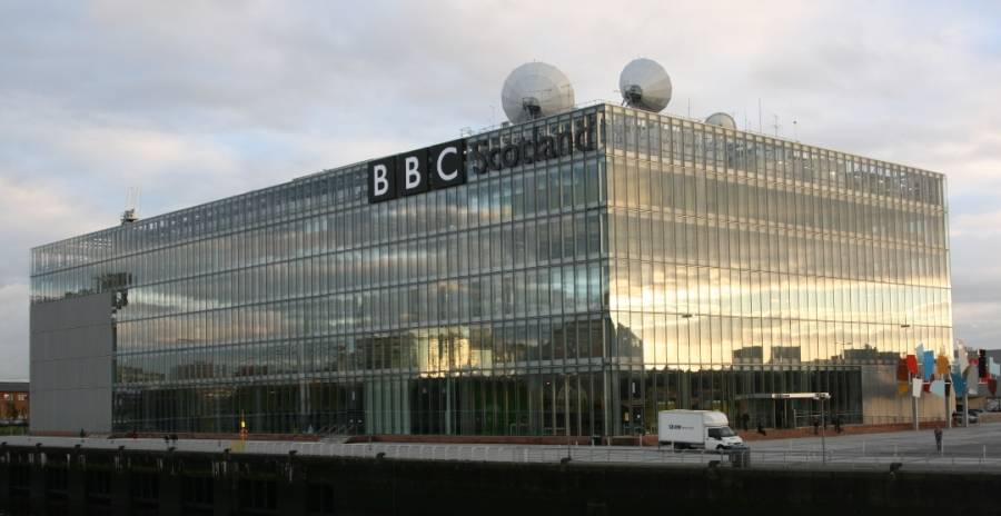 بی بی سی کے ڈائریکٹر جنرل ٹِم ڈیوی نے استعفیٰ دے دیا