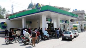 پیٹرولیم مصنوعات کی قیمتوں میں 9.60 روپے اضافے کا امکان