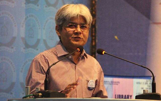 آج ملک میں جتنا ہیجان برپا ہے، اس میں شہرت کے بھوکے ان ججوں کا بھی حصہ ہے، صحافی مبشر علی زیدی۔