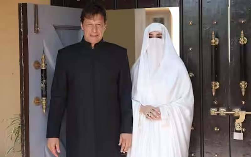 مرچیں جلانا، بکرے کے سر قبرستان پھینکوانا، بشریٰ کے آنے کے بعد عمران خان کے گھر عجیب رسومات شروع ہوئیں: دی اکانومسٹ