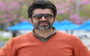 ہائبرڈ نظام پاکستان کو غیر معمولی اور ہنگامی دور میں لے آیا ہے، عوام رانگ نمبر سے بچیں، صحافی امیر عباس