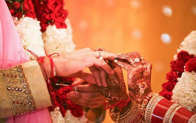 چیچہ وطنی این اے 143، پی پی 203 میں پولنگ جاری، دلہا اپنی بارات میں جانے کے بجائے ووٹ کاسٹ کرنے پہنچ گیا