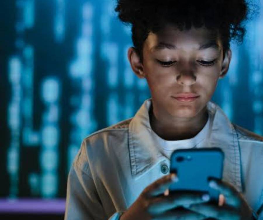 ملائیشیا کا اگلے سال 16 سال سے کم عمر بچوں کے لیے سوشل میڈیا پر پابندی لگانے کا فیصلہ
