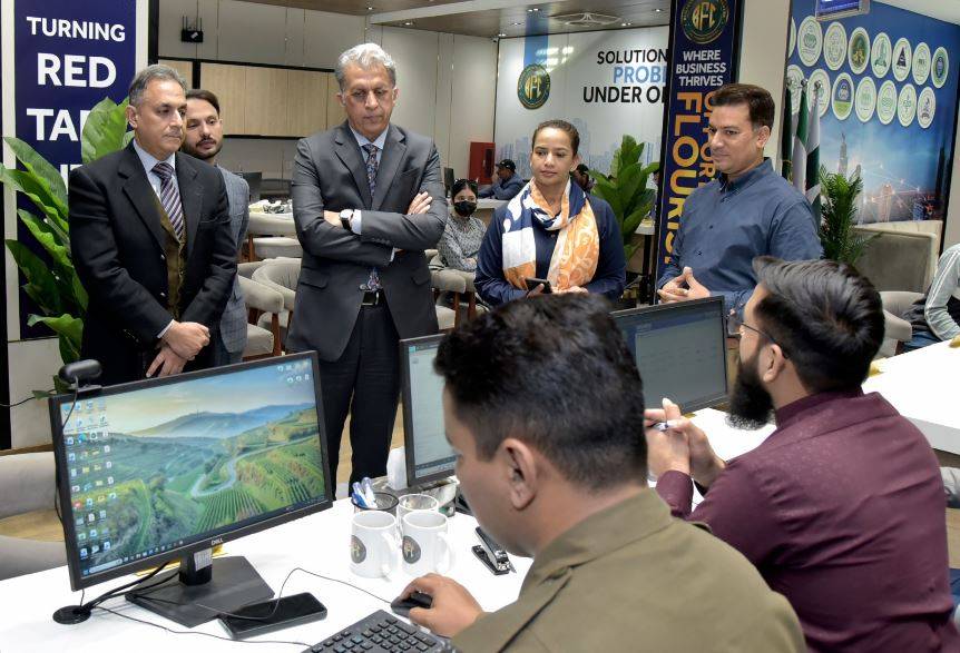 سیکرٹری اطلاعات پنجاب طاہر رضا ہمدانی اور ڈی جی پی آر شیخ فرید احمد کا بزنس فسیلیٹیشن سینٹر لاہور کا دورہ