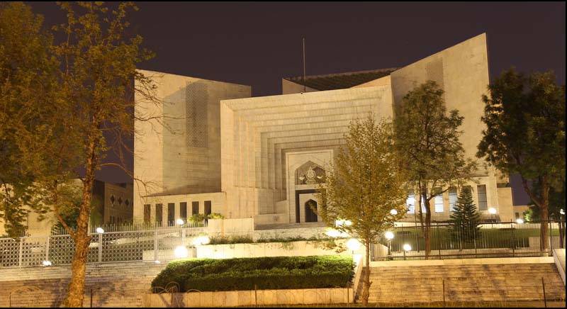 بل بورڈز نہایت خطرناک ہوتے ہیں، پیسوں کے لیے جان کو خطرے میں نہیں ڈالا جا سکتا، جج سپریم کورٹ