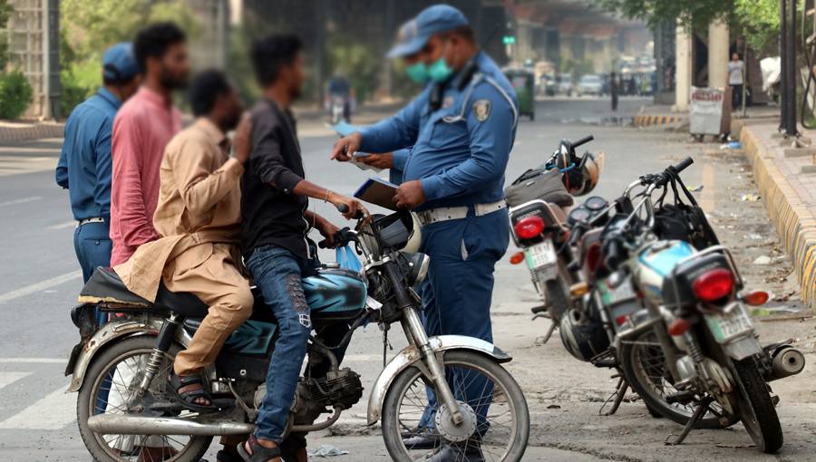 لاہور میں ٹریفک قوانین کی خلاف ورزیوں پر جرمانے بڑھانے کی تجویز منظور