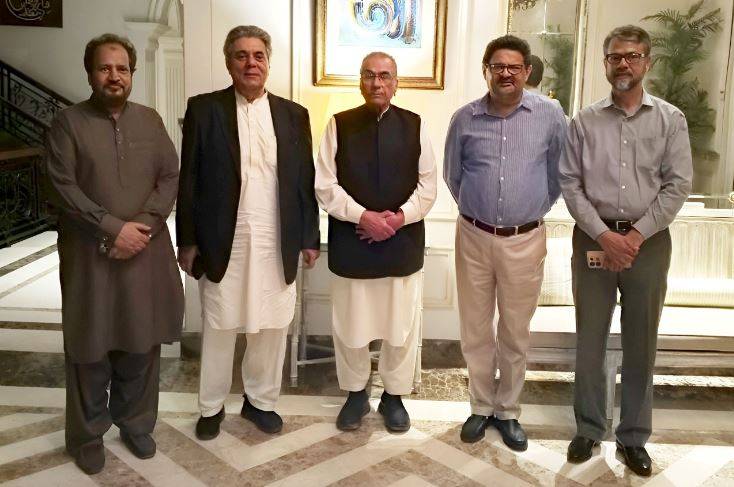 عوام پاکستان پارٹی کے سیکرٹری جنرل مفتاح اسماعیل سے مجیب الرحمان شامی اور حفیظ اللہ نیازی کی اہم ملاقات