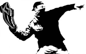 بھارتی ریاست گجرات میں عام آدمی پارٹی کے رہنما کو شہری نے جوتا دے مارا