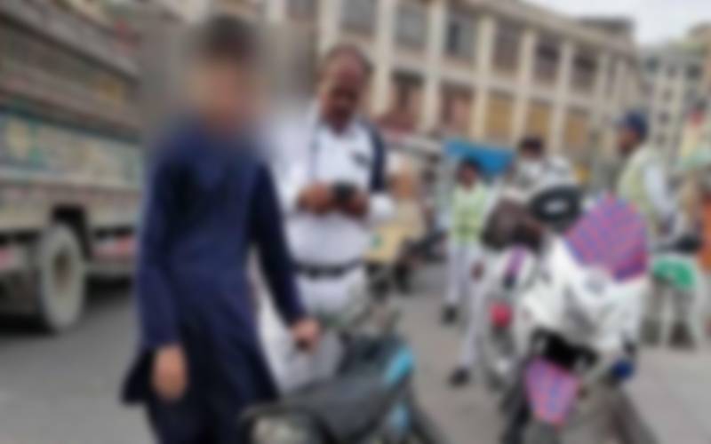 کراچی میں کم عمر ڈرائیور کا 50 ہزار روپے چالان ہو گیا