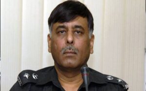 کراچی: راؤ انوار کی ڈبل کیبن گاڑی میں آگ لگ گئی