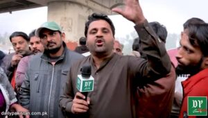 ویڈیو: دو ہزار کے چالان پر اضافی پیسے دینے ہوں گے، پولیس والوں کے سامنے شہریوں کو لوٹا جانے لگا، لاہور کی سڑکوں پر مافیا سرگرم