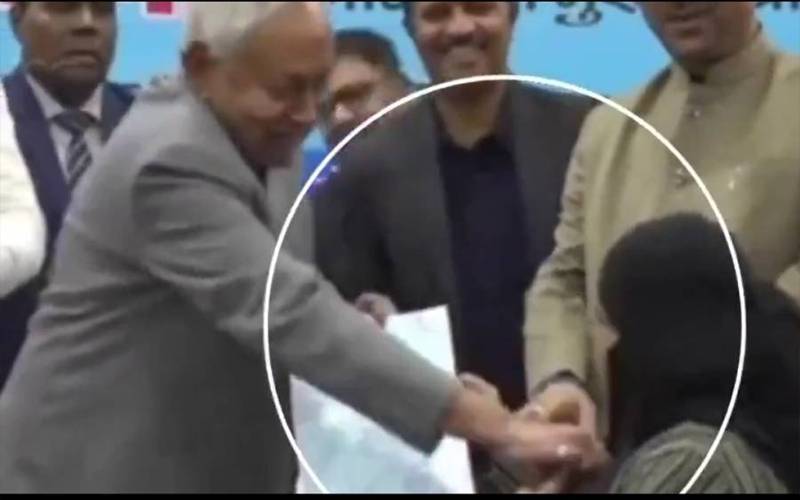 خاتون ڈاکٹر کا نقاب کھینچنے پر بھارتی وزیراعلیٰ کے خلاف مقدمہ درج