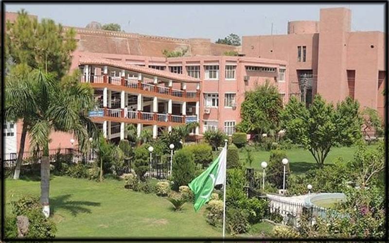 وزیراعلیٰ خیبرپختونخوا کا لیڈی ریڈنگ ہسپتال کا اچانک دورہ، ڈائریکٹر کو ناقص کارکردگی پر فوری طور پر عہدے سے ہٹا دیا