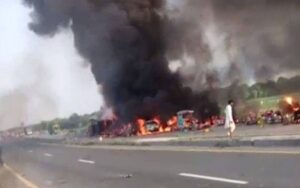 بلوچستان، آئل ٹینکر اور کوئلے کے ٹرک میں آتشزدگی، 16 افراد زخمی