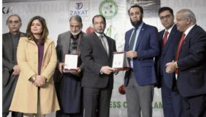 وفاقی وزیر اطلاعات عطاء اللہ تارڑ نے امریکی بزنس لیڈر نوید انور چوہدری کو یادگاری شیلڈ پیش کی۔