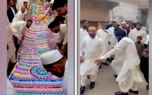 حیدرآباد میں انوکھی بارات، دولہے کو نوٹوں کا کئی میٹر لمبا ہار پہنادیا گیا